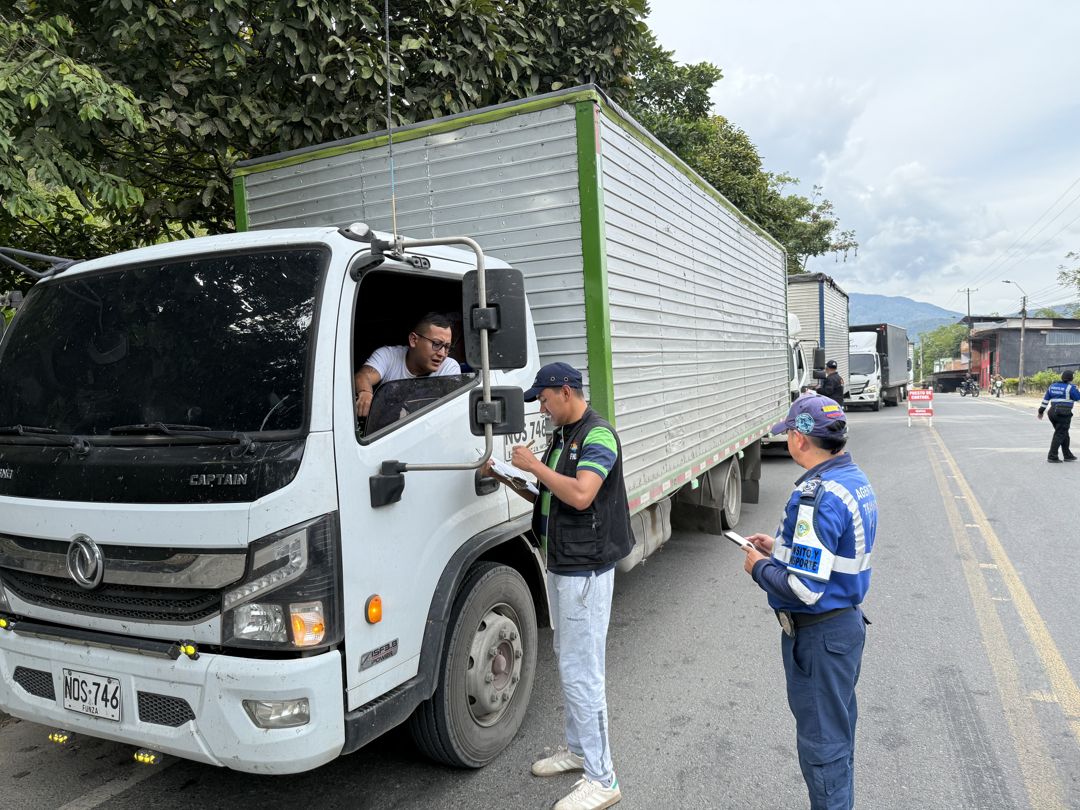 En el marco de la temporada decembrina y del incremento del movimiento de pasajeros y carga por carretera, el Equipo Anticontrabando de la Gobernación del Putumayo acompañó a la Policía de Tránsito en un punto de control ubicado sobre la vía que comunica a Mocoa con el municipio de Pitalito, al norte del departamento.