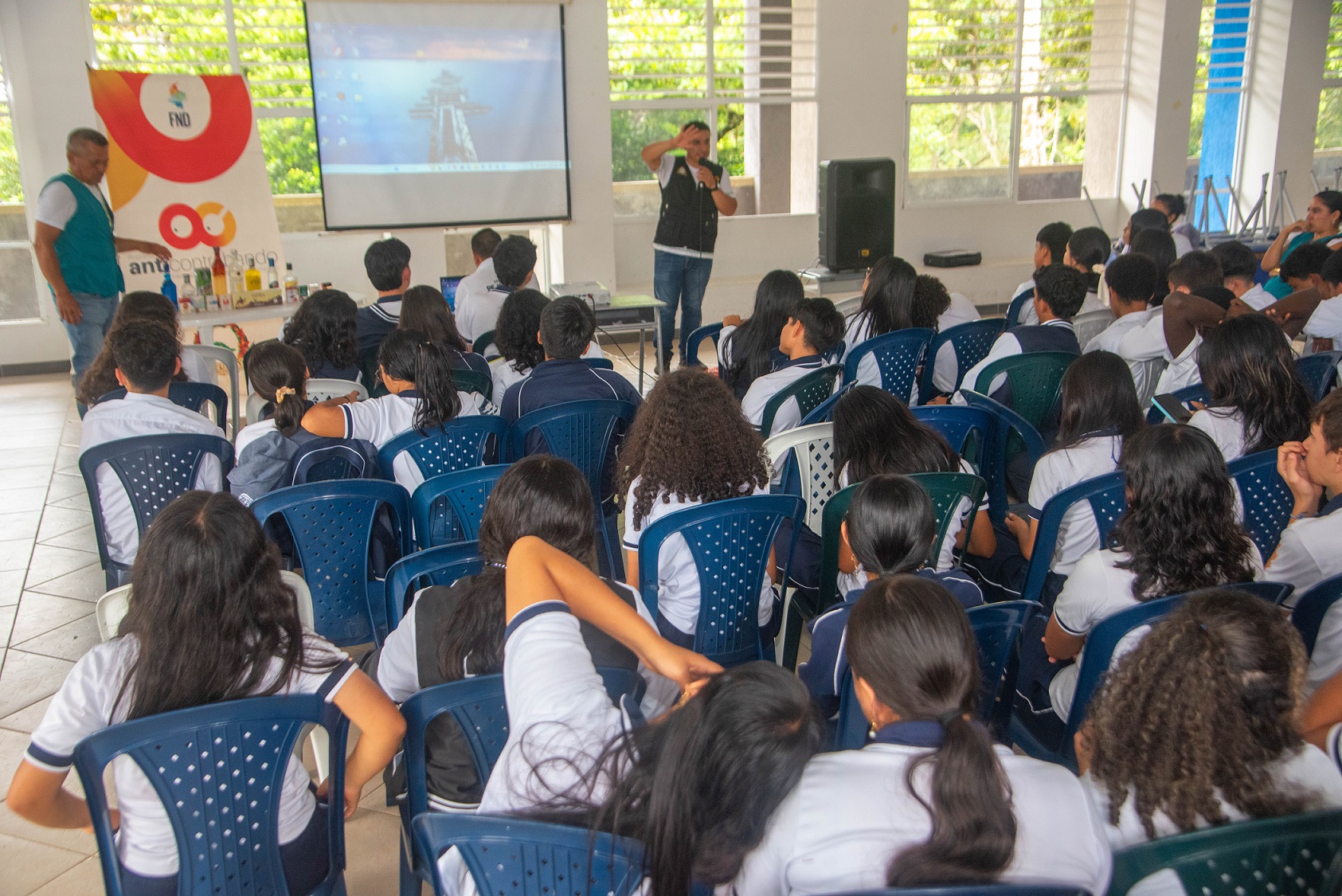 Sensibilizamos a nuestros estudiantes sobre las graves consecuencias de consumir productos adulterados.