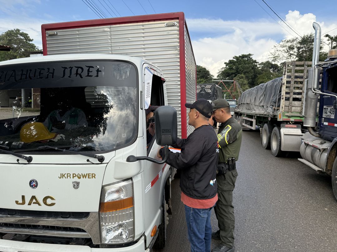 El Equipo Anticontrabando, de la Gobernación del Putumayo, estuvo en el puente metálico, salida a Pitalito, acompañado de la Policía Nacional, realizando verificación a vehículos de carga que ingresan mercancía al departamento.
